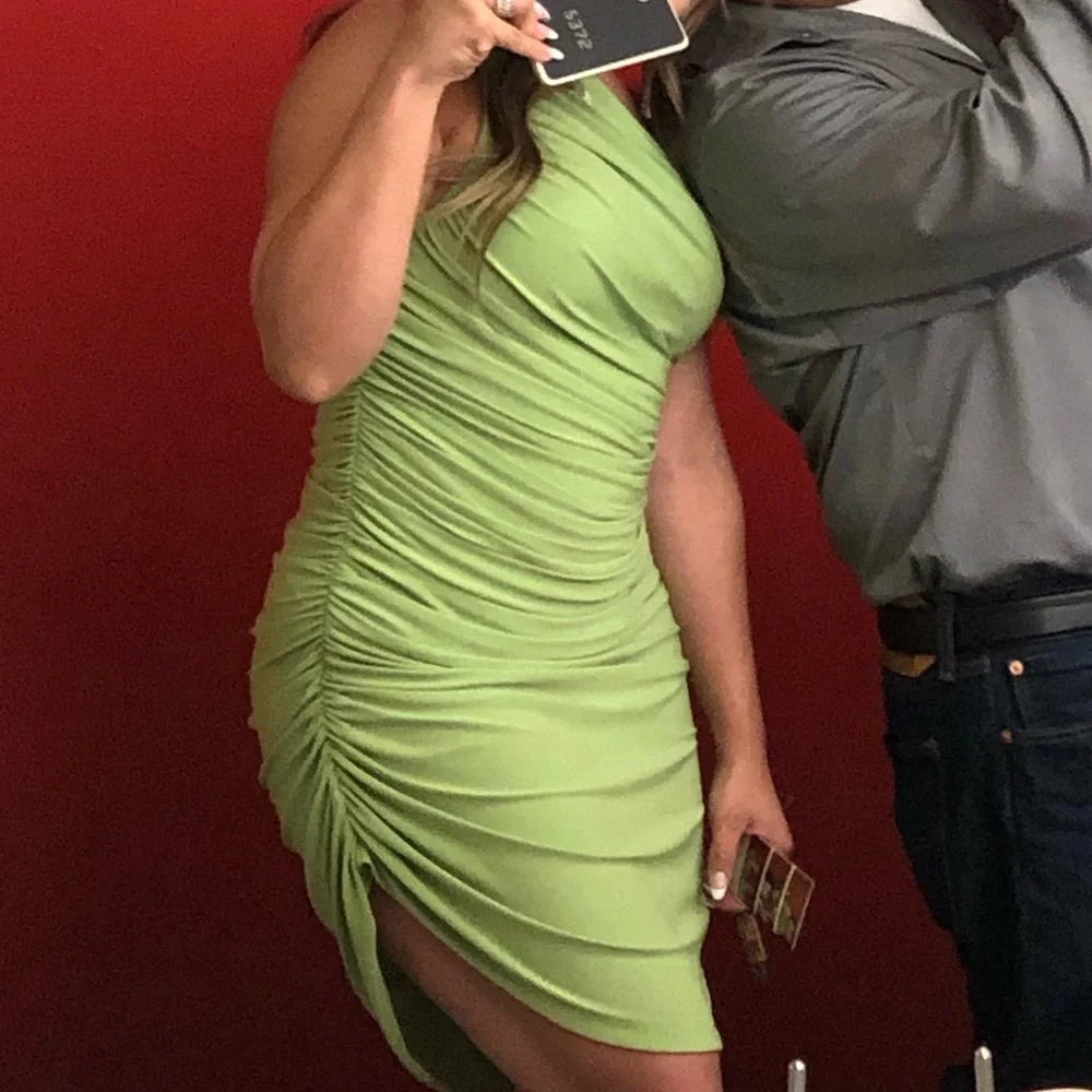 Norma Kamali Diana dress in Gemini Green - Picture 4 of 4